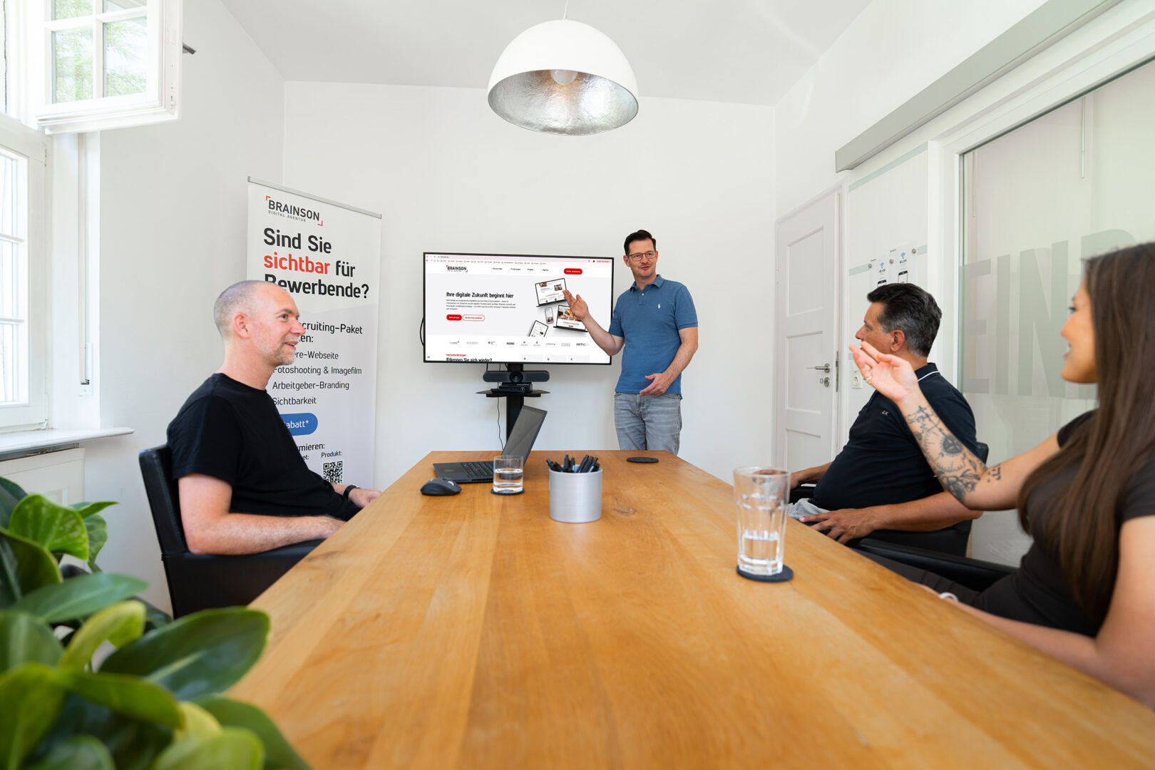 Projektteam bespricht Website-Relaunch im Meetingraum